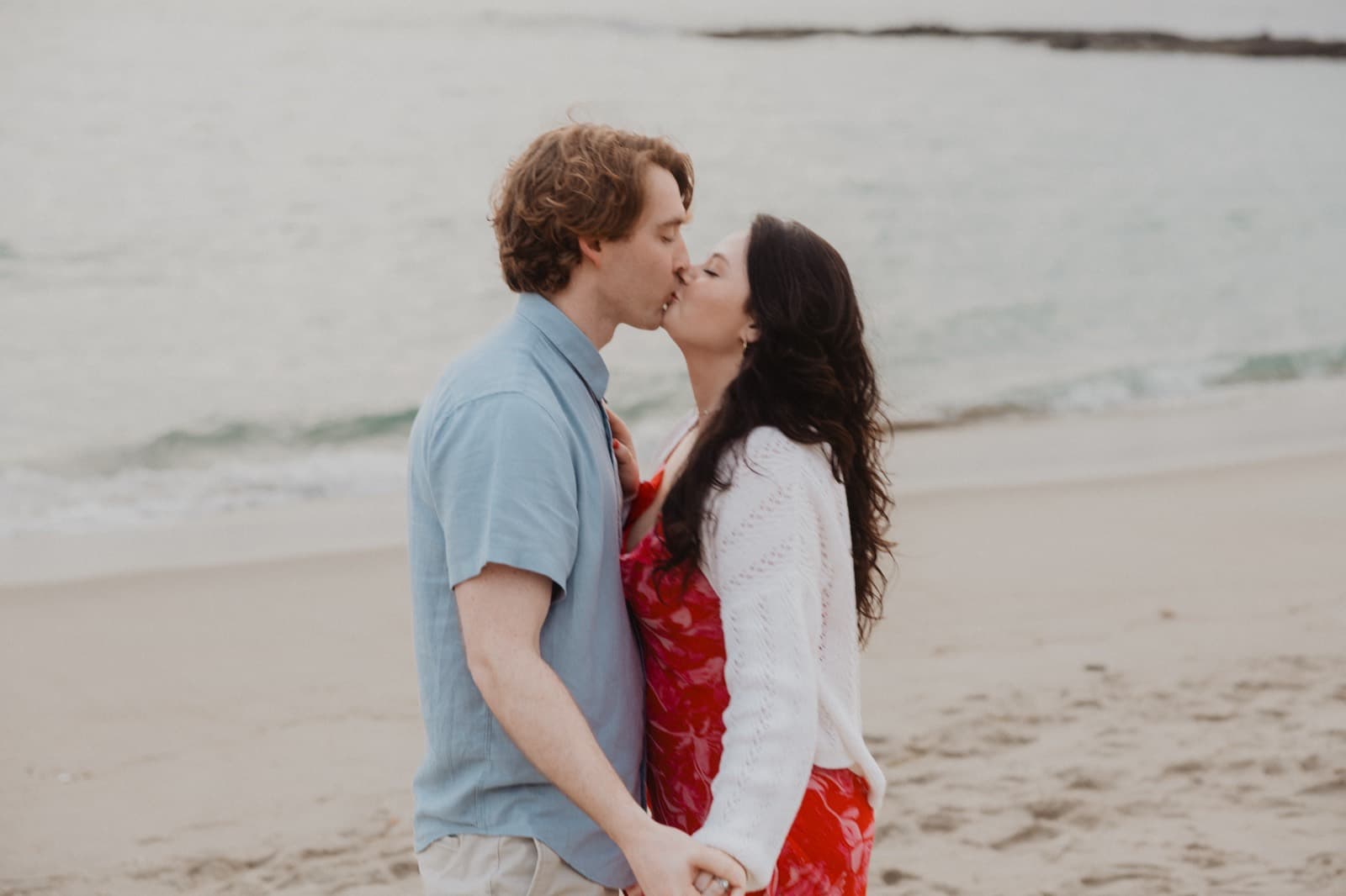 Couple kissing at the beach — Orange County