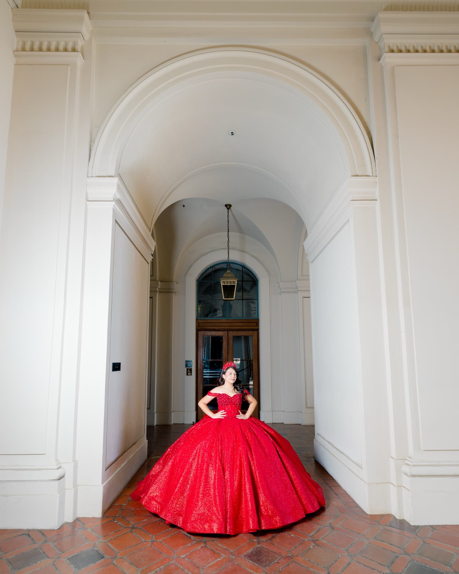 Quinceañera con vestido rojo — Pasadena