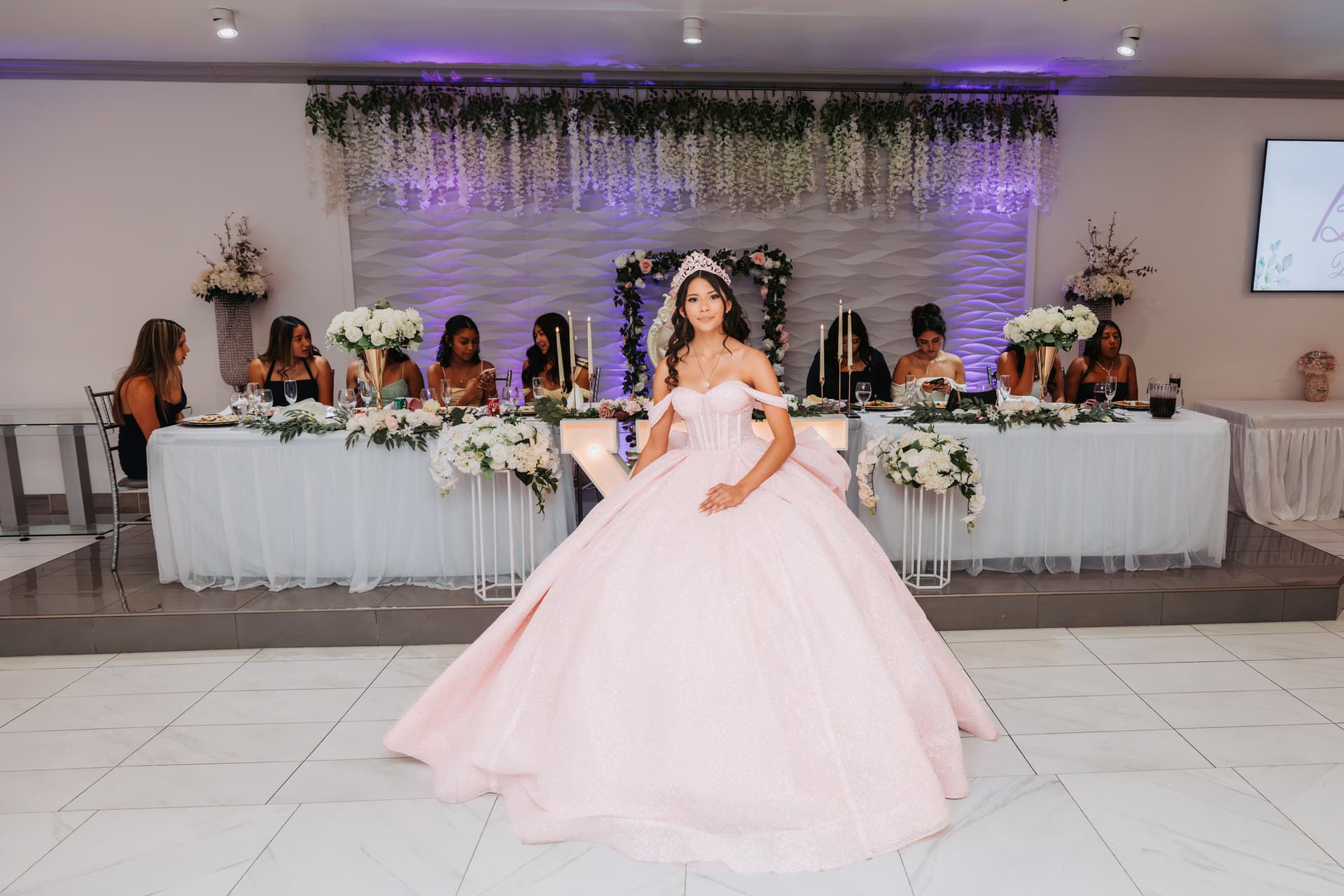 Quinceañera — Bella pose