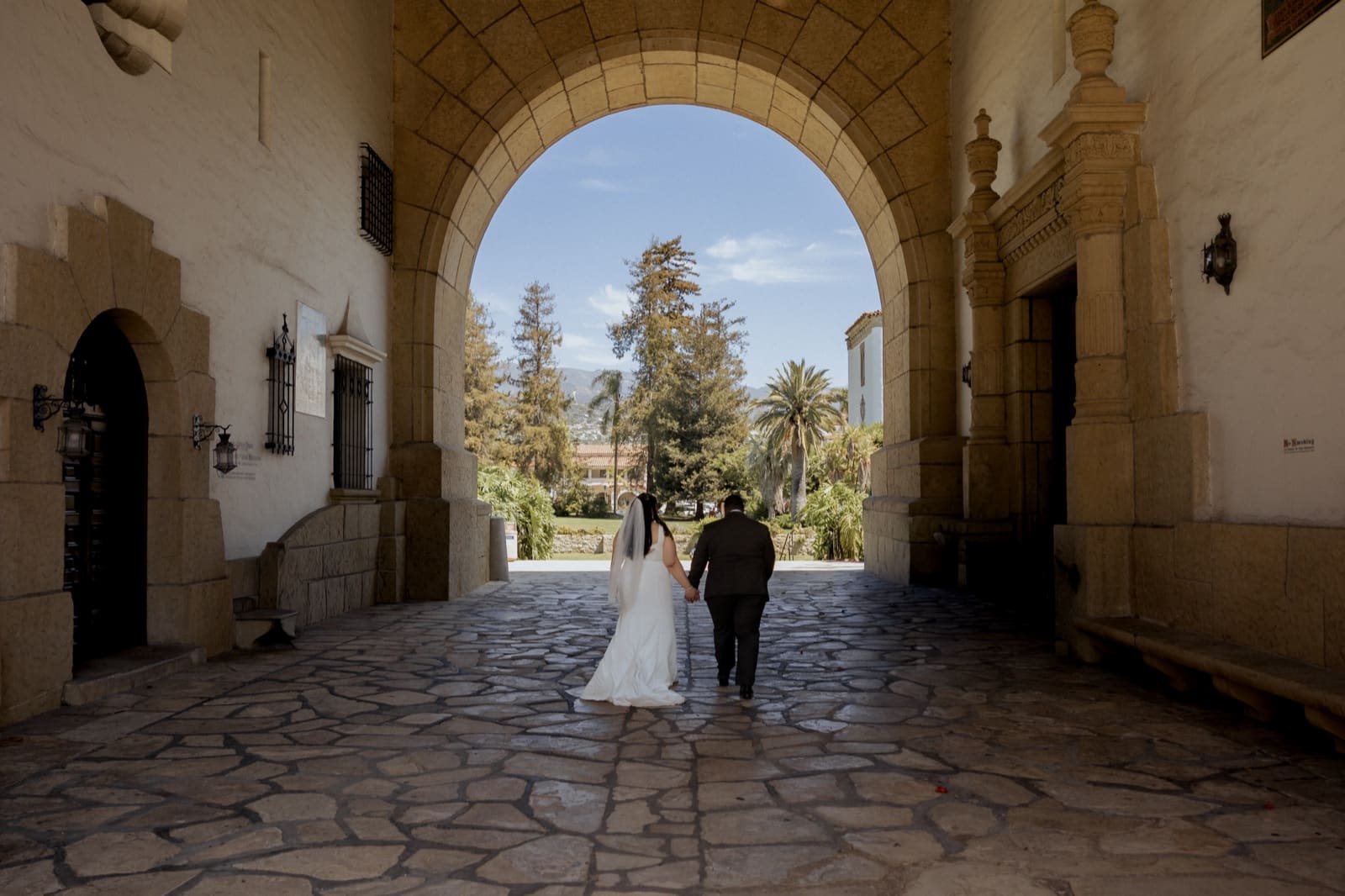 The couple framed by the courthouse arch