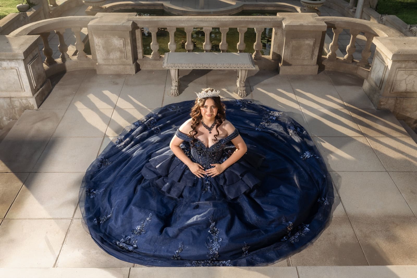 Vestido azul marino en las escaleras de Kimberly Crest