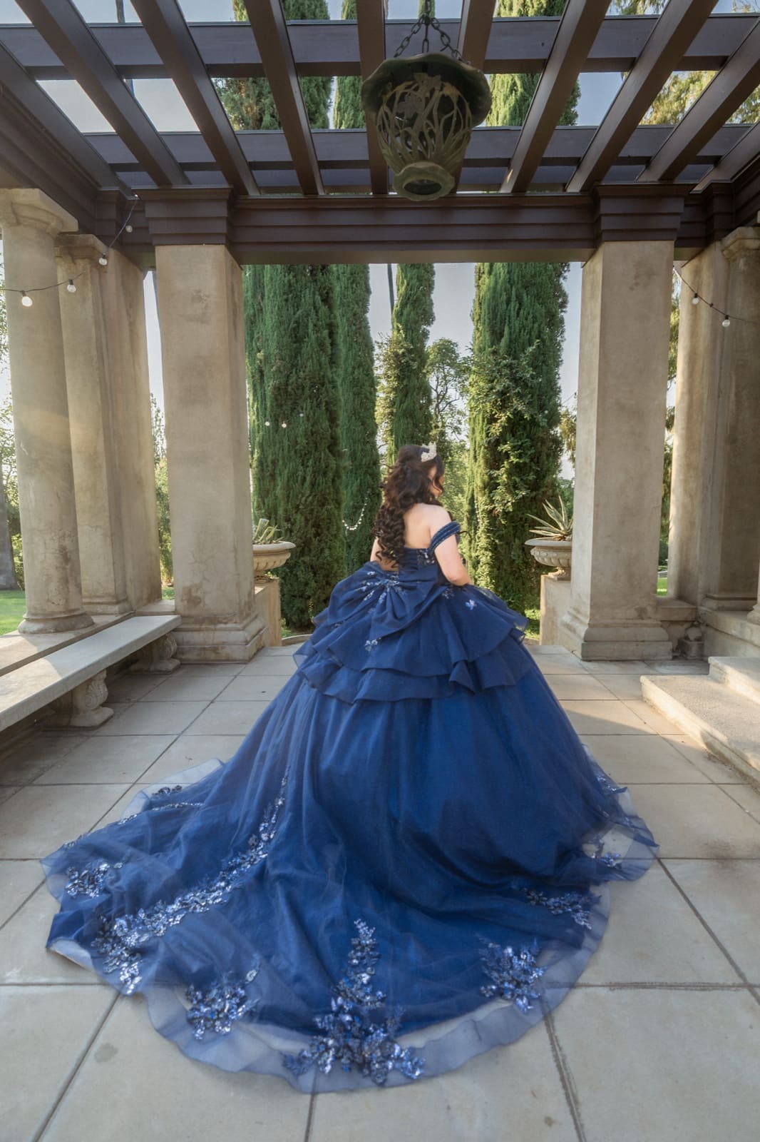 La falda del vestido contra las columnas de piedra
