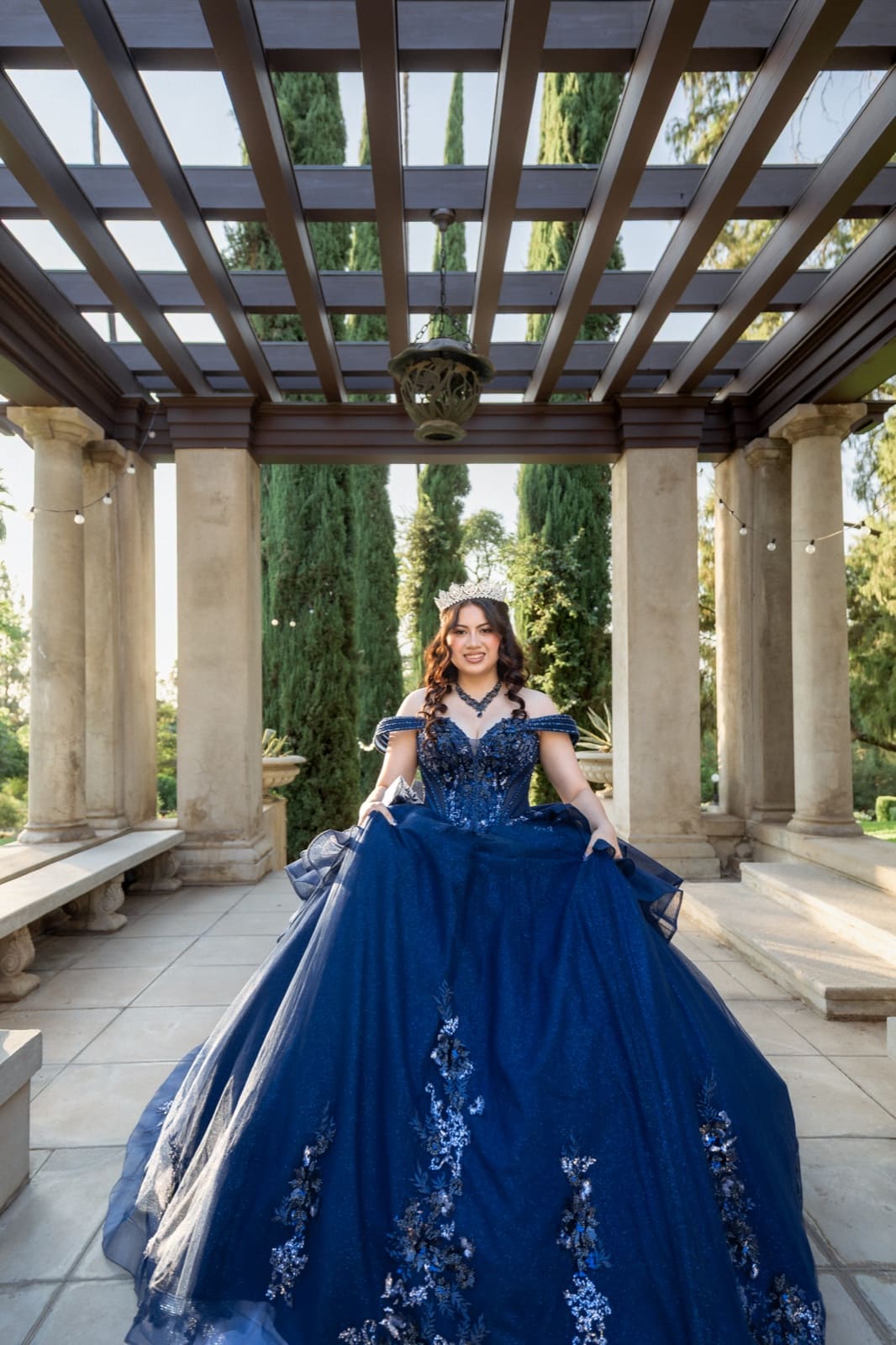 Sentada en la pérgola del jardín