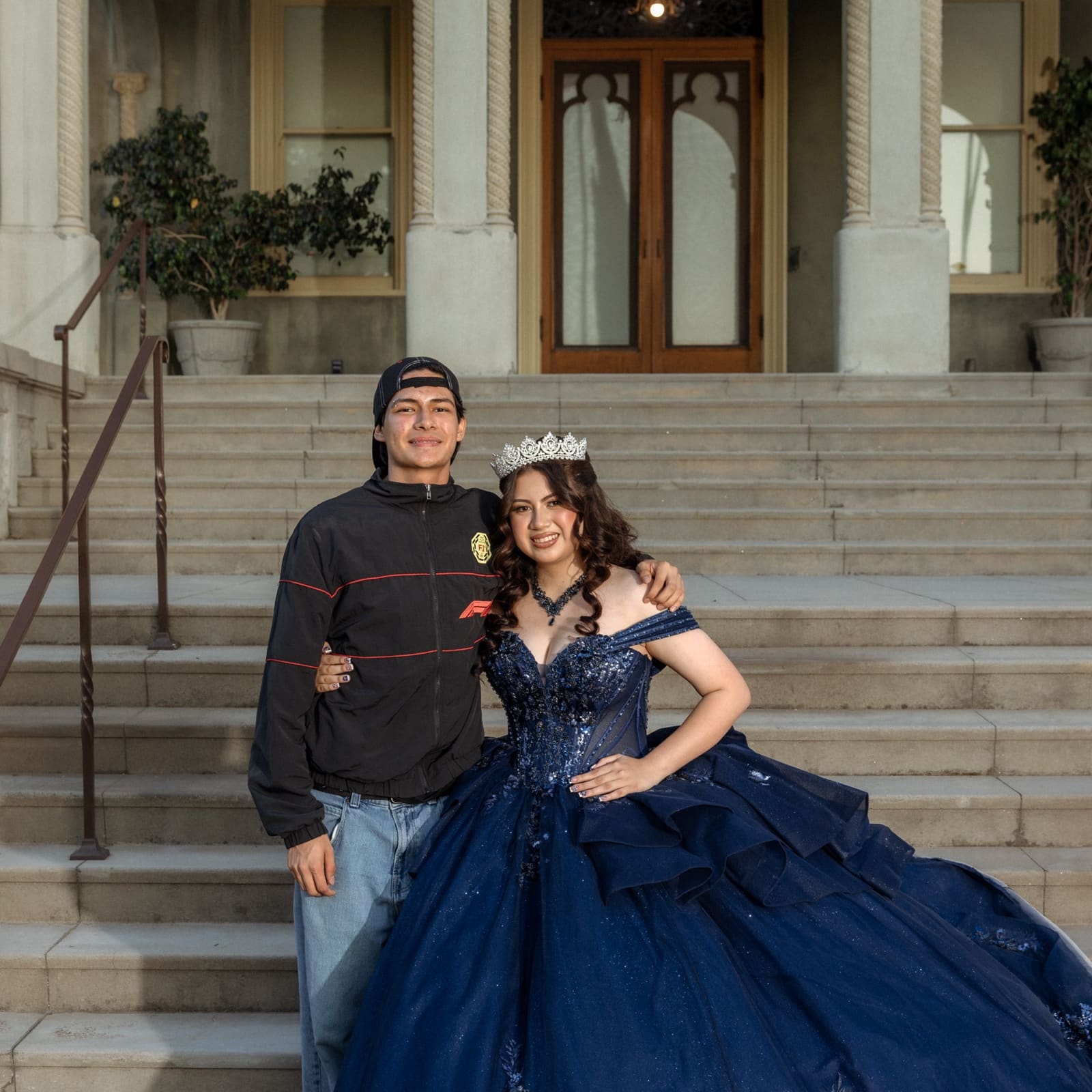 Con su papá en las escaleras de Kimberly Crest
