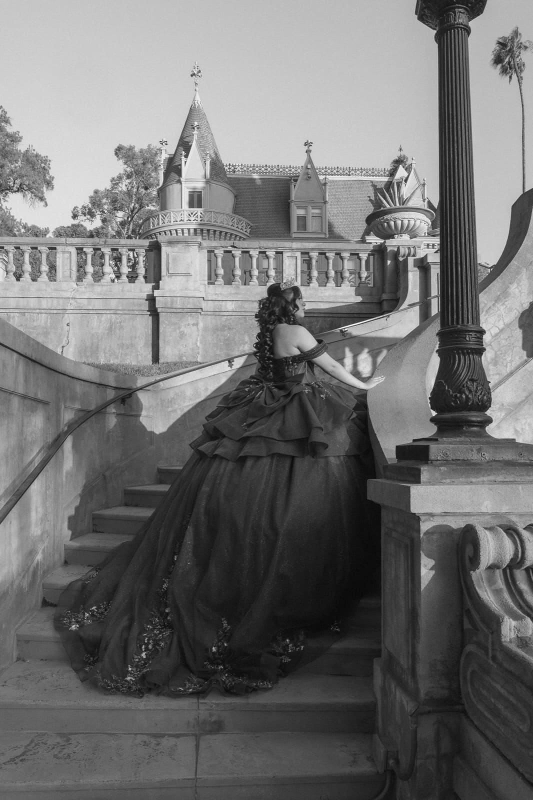 Blanco y negro — estatua y escalera de la casona