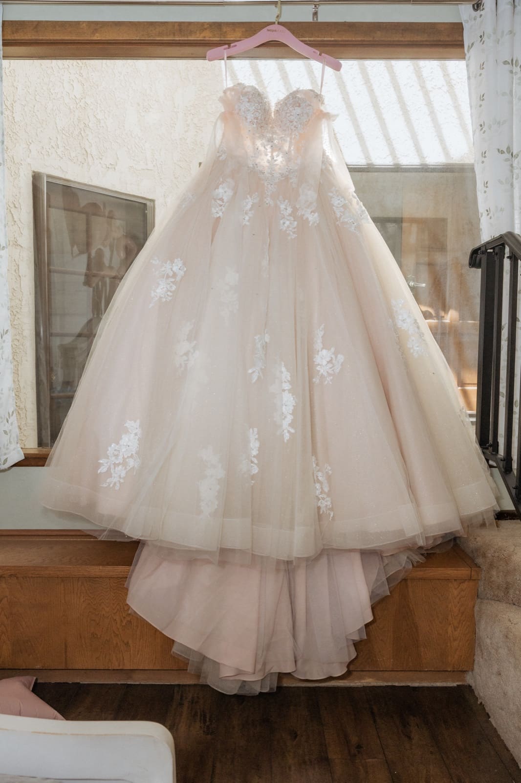 El vestido colgado antes de la celebración