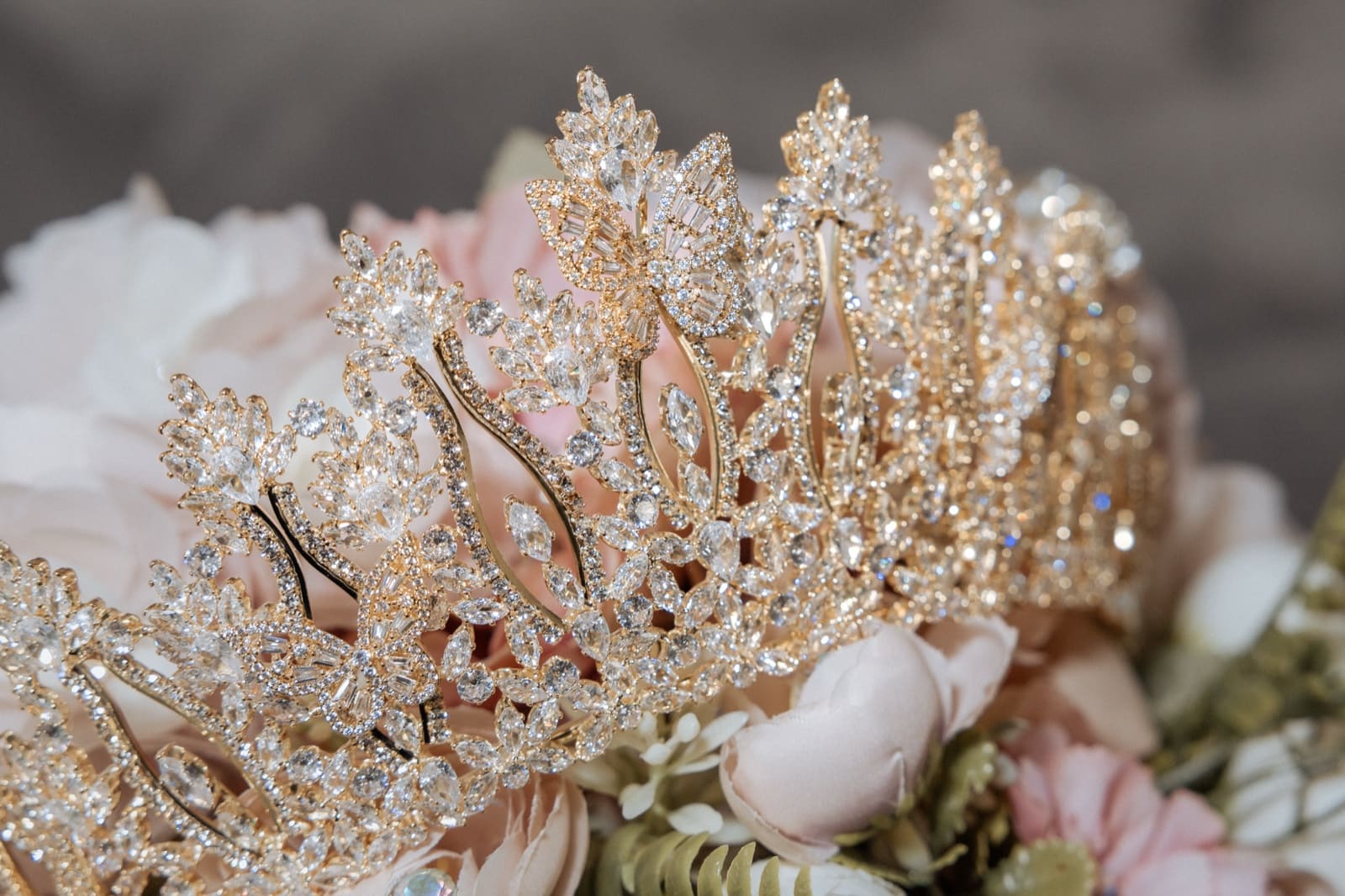La corona y las joyas sobre la mesa