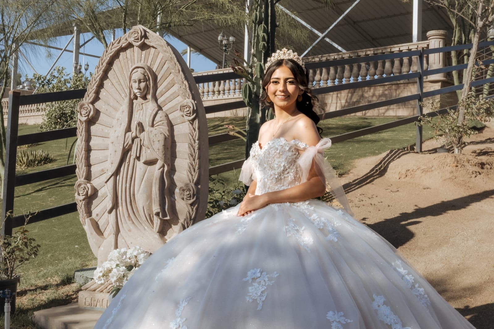 Quinceañera frente a la imagen de la Virgen en Rancho Quitasueños, Jurupa Valley