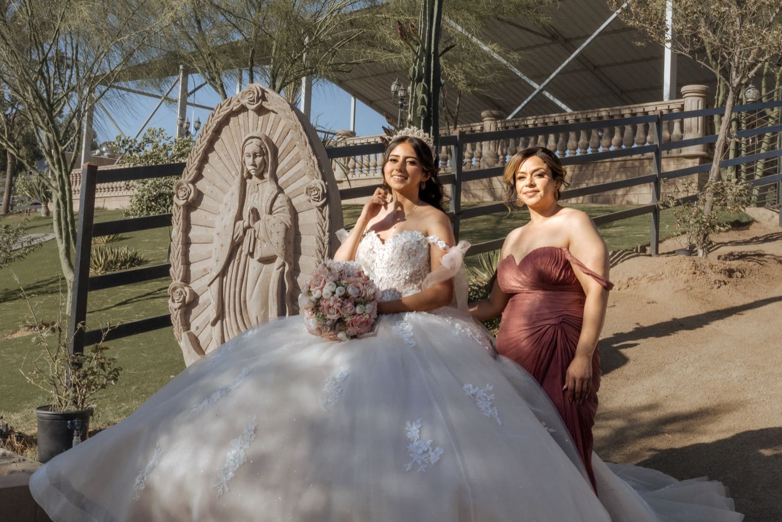Con su mamá frente a la imagen de la Virgen