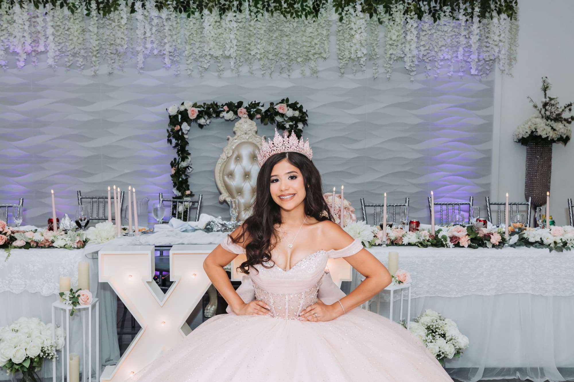Quinceañera frente a la mesa principal en Vive Banquet Hall, Moreno Valley