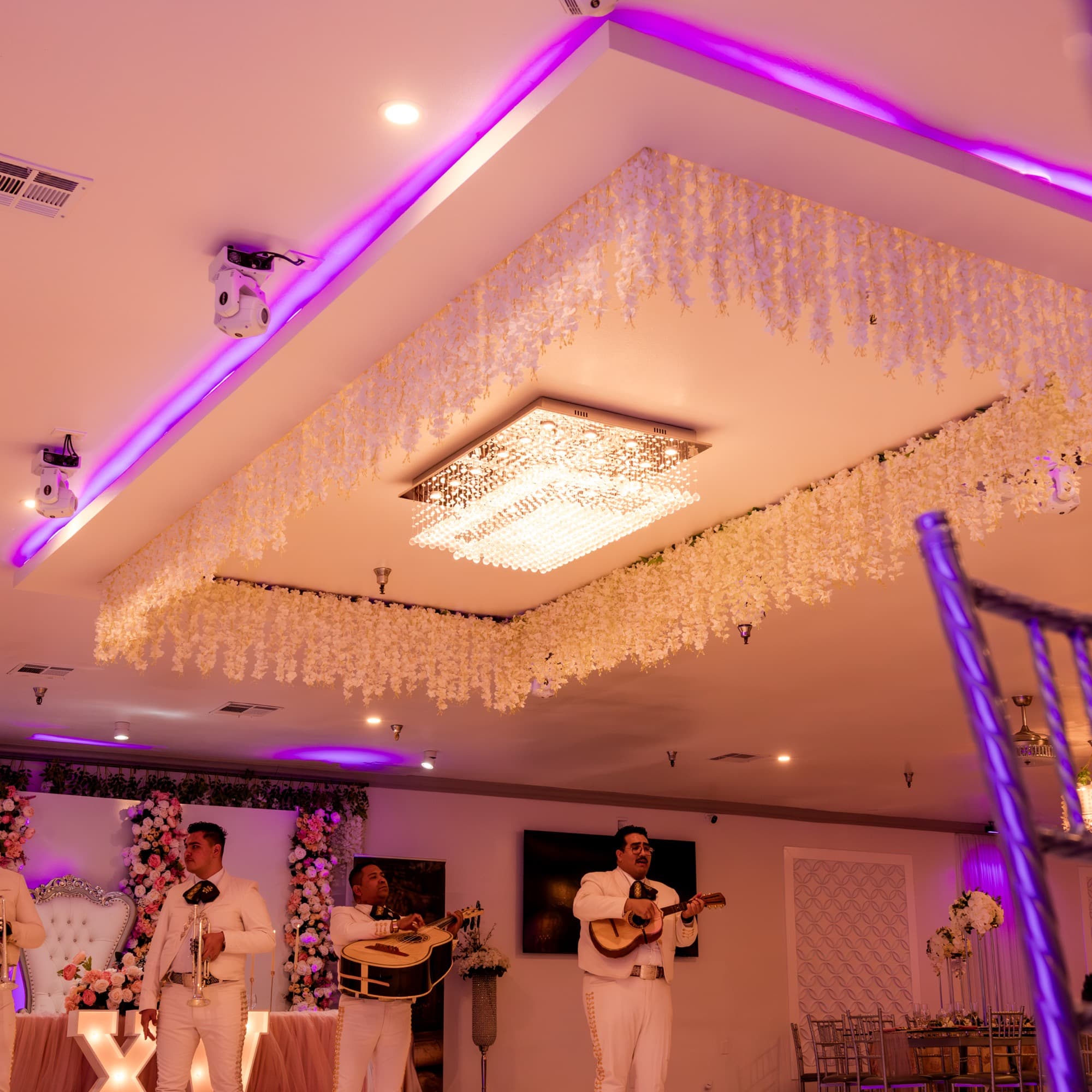 Mariachi en una celebración de quinceañera en el Inland Empire