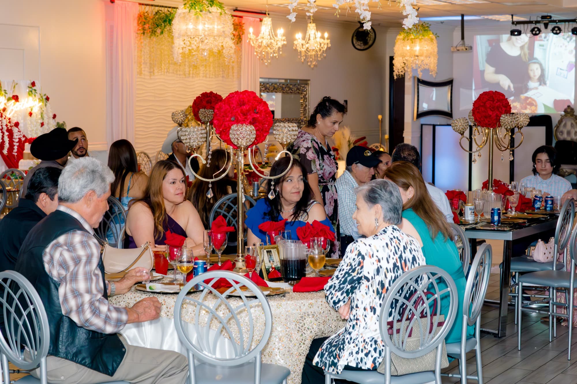 Invitados en una quinceañera en un salón del Inland Empire