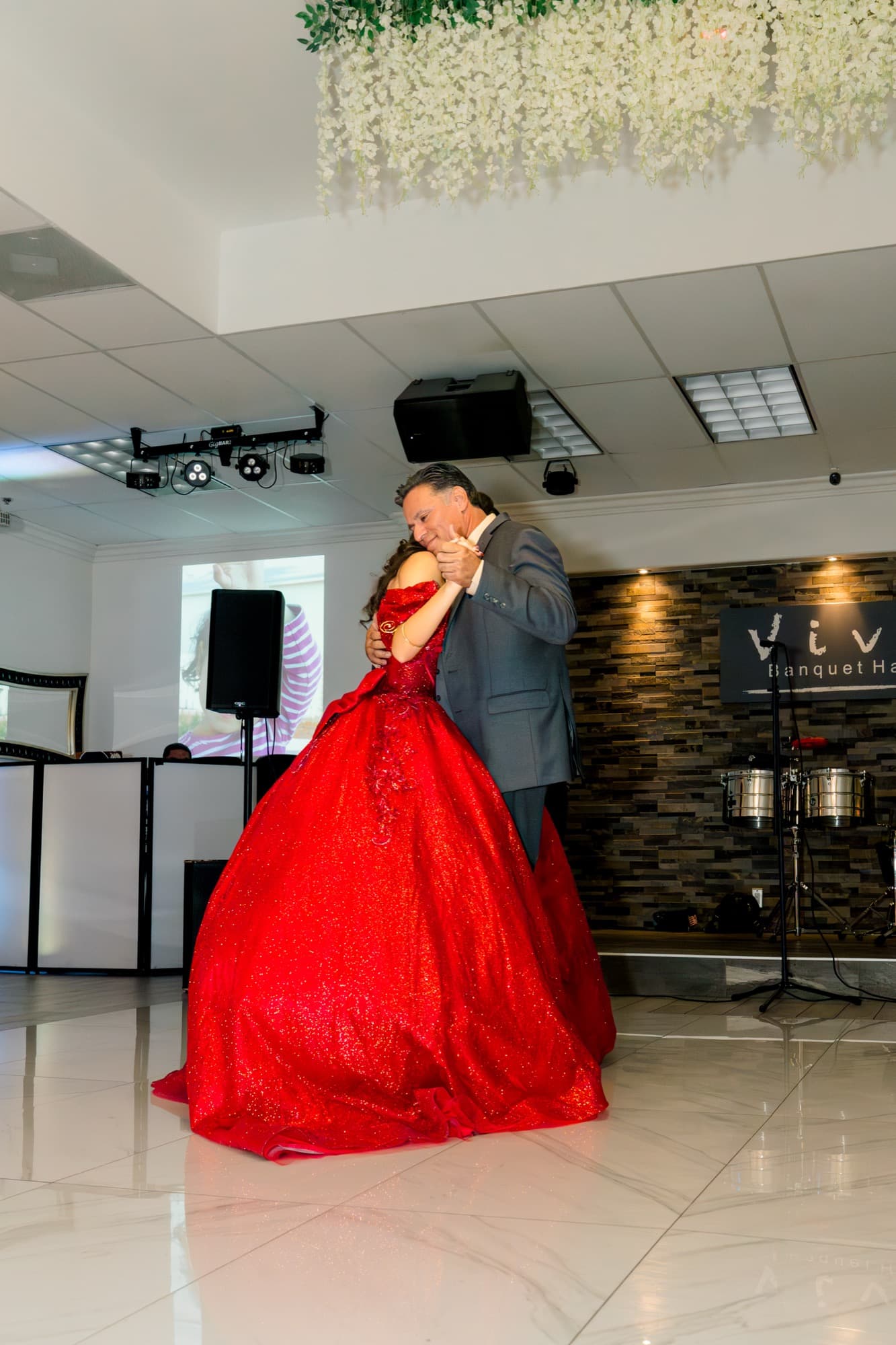Vals de quinceañera con su papá en un salón del Inland Empire